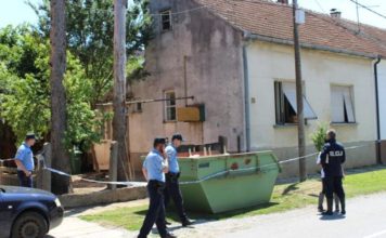 Starica i nepokretni sin živjeli su u kući na gomilama smeća bjelovar zivjeli u smecu