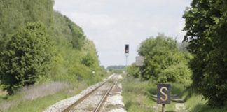 Zabio se u polubranik na pruzi i slomio ga pa pobjegao ostetio polubranik