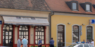 Starica nasred kafića prebila sina štakom jer previše pije napad na sina