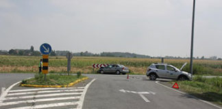 Skretao ulijevo i nije propustio drugi auto nesreca ng