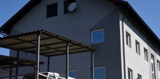 “Teška” krađa na području Slunja – nepoznati lopov s groblja ukrao mramornu ploču