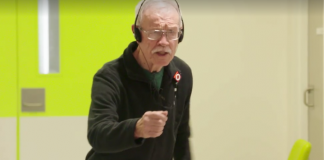 Ovaj stariji gospodin ima demenciju zbog čega je uglavnom vrlo zbunjen i ljut. No, kad čuje Elvisa dogodi se nešto prilično čudesno