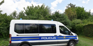 Eksplozivom uklonio stablo