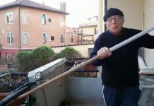 Gondolijer uzeo vesla i vježba na balkonu