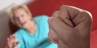 Unuk baki izbio zub jer mu je prigovorila