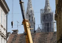 Na modrom nebu iznad Zagreba