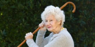 Krhka starica obranila dom tap_i_baki