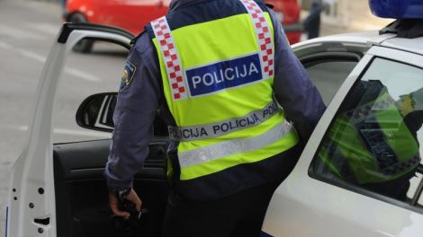 udario policajca
